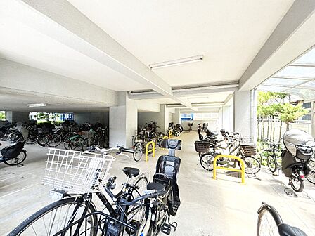 きちんと整備された駐輪場。住む方の心遣いが感じられます。