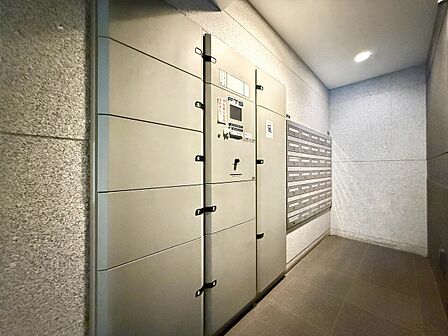 共用部分の宅配ボックスです。留守中の荷物受け取りもできるので、安心して外出ができますね。