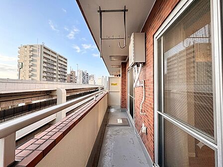 暮らしの中で、光と風を演出してくれるバルコニー。