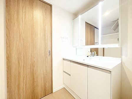 清潔感と心地よさを重視した、上質感漂うパウダールーム。