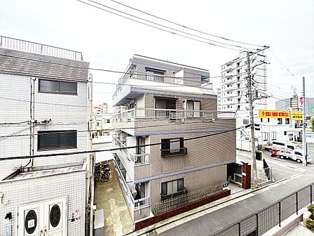 窓を開けると広がる青空。心をリフレッシュして日々を過ごしていきましょう。