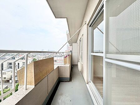 暮らしの中で、光と風を演出してくれるバルコニー。