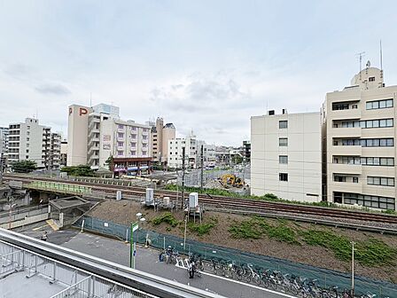 窓を開けると広がる青空。心をリフレッシュして日々を過ごしていきましょう。