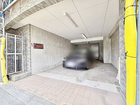 本物件の駐車スペースです。車種制限のある場合もございますので、お気軽にお問い合わせくださいませ。