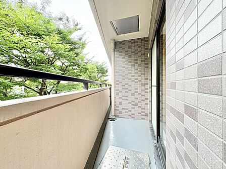 暮らしの中で、光と風を演出してくれるバルコニー。