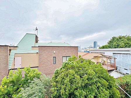 窓を開けると広がる青空。心をリフレッシュして日々を過ごしていきましょう。