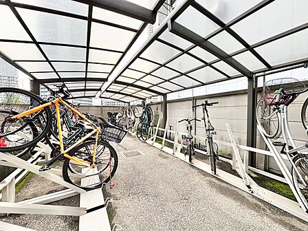 きちんと整備された駐輪場。住む方の心遣いが感じられます。
