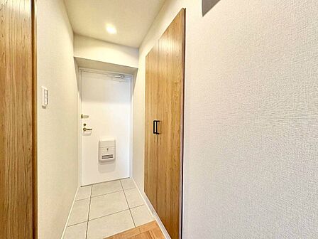 シューズボックスを完備した玄関です。