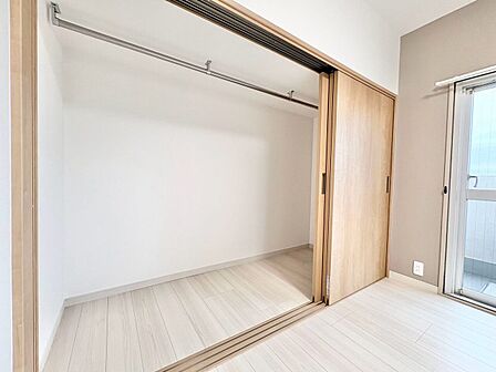 居室にはクローゼットがあり、荷物もスッキリ収納して快適にお過ごしいただけます。