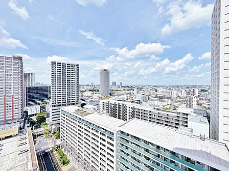 窓を開けると広がる青空。心をリフレッシュして日々を過ごしていきましょう。
