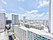 窓を開けると広がる青空。心をリフレッシュして日々を過ごしていきましょう。