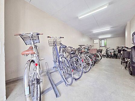 きちんと整備された駐輪場。住む方の心遣いが感じられます。