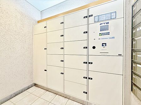 共用部分の宅配ボックスです。留守中の荷物受け取りもできるので、安心して外出ができますね。