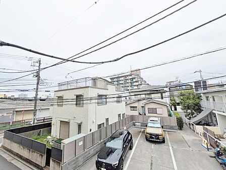 窓を開けると広がる青空。心をリフレッシュして日々を過ごしていきましょう。