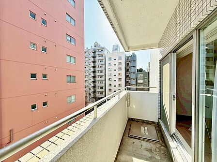 暮らしの中で、光と風を演出してくれるバルコニー。