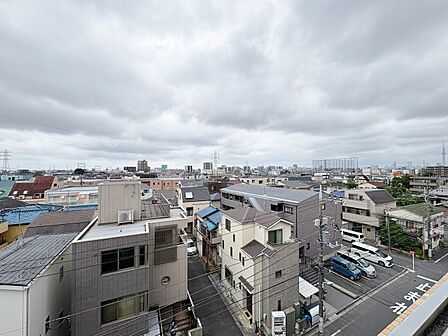 窓を開けると広がる青空。心をリフレッシュして日々を過ごしていきましょう。