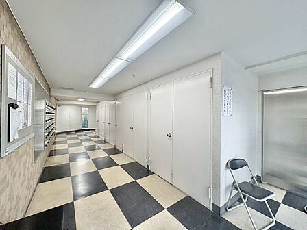 エントランス内部は、管理が行き届き清潔な共有スペースとなっています。