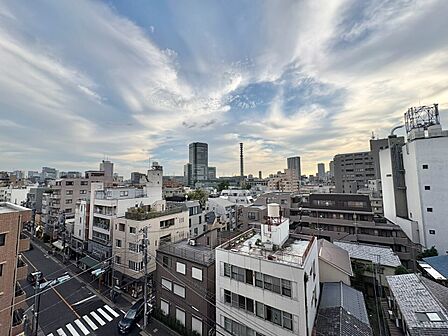 窓を開けると広がる青空。心をリフレッシュして日々を過ごしていきましょう。