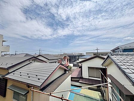 窓を開けると広がる青空。心をリフレッシュして日々を過ごしていきましょう。