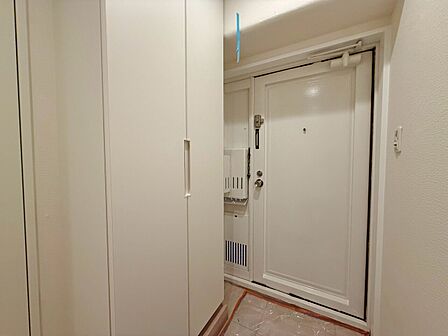 シューズボックスを完備した玄関です。