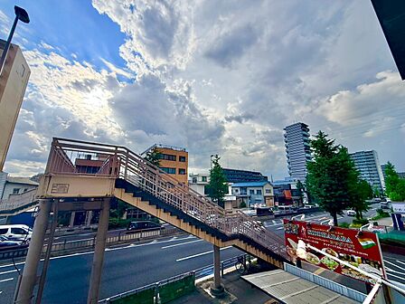 窓を開けると広がる青空。心をリフレッシュして日々を過ごしていきましょう。