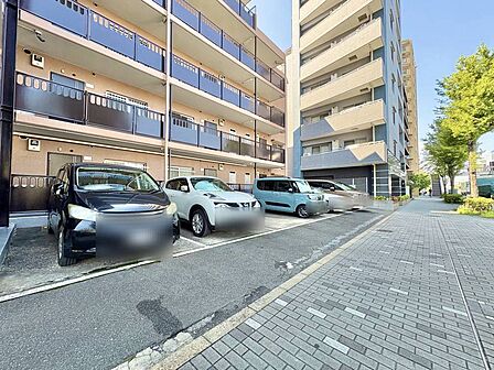 本物件の駐車スペースです。車種制限のある場合もございますので、お気軽にお問い合わせくださいませ。