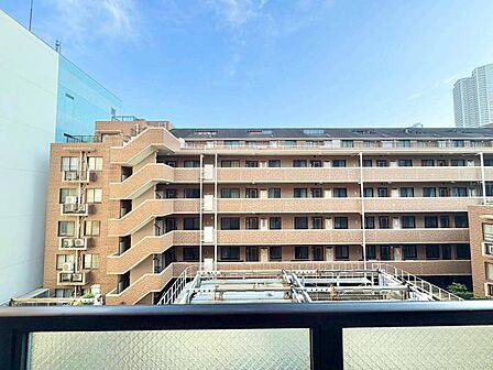 窓を開けると広がる青空。心をリフレッシュして日々を過ごしていきましょう。