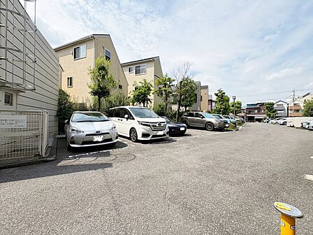 本物件の駐車スペースです。車種制限のある場合もございますので、お気軽にお問い合わせくださいませ。