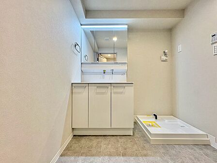 清潔感と心地よさを重視した、上質感漂うパウダールーム。