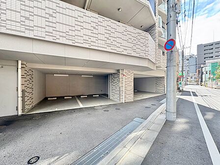 本物件の駐車スペースです。車種制限のある場合もございますので、お気軽にお問い合わせくださいませ。