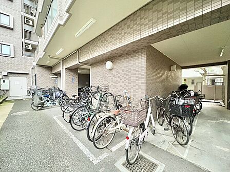 きちんと整備された駐輪場。住む方の心遣いが感じられます。