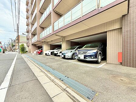 本物件の駐車スペースです。車種制限のある場合もございますので、お気軽にお問い合わせくださいませ。