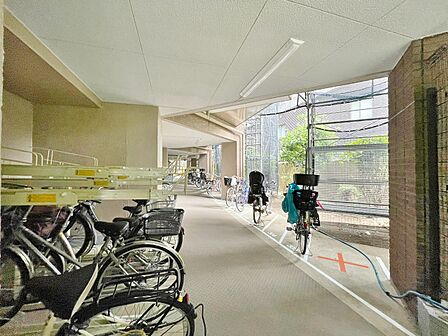 きちんと整備された駐輪場。住む方の心遣いが感じられます。