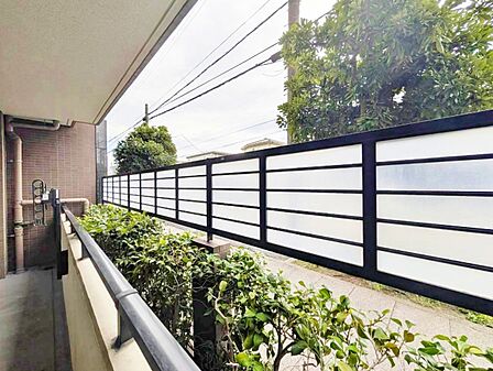 窓を開けると広がる青空。心をリフレッシュして日々を過ごしていきましょう。