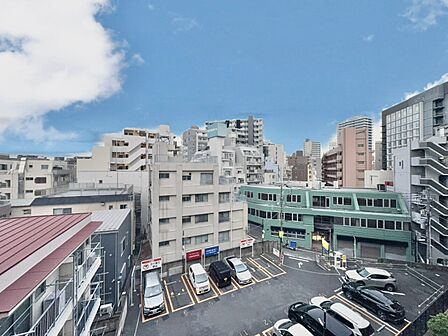 窓を開けると広がる青空。心をリフレッシュして日々を過ごしていきましょう。