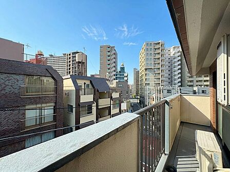 窓を開けると広がる青空。心をリフレッシュして日々を過ごしていきましょう。