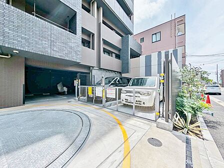 本物件の駐車スペースです。車種制限のある場合もございますので、お気軽にお問い合わせくださいませ。