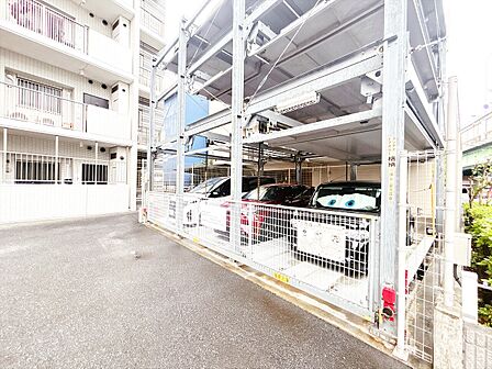 本物件の駐車スペースです。車種制限のある場合もございますので、お気軽にお問い合わせくださいませ。
