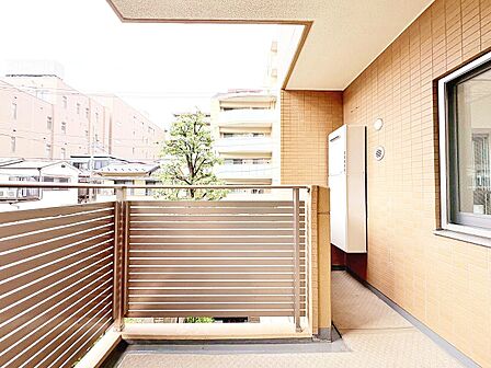 暮らしの中で、光と風を演出してくれるバルコニー。