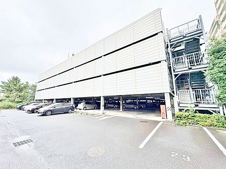 本物件の駐車スペースです。車種制限のある場合もございますので、お気軽にお問い合わせくださいませ。