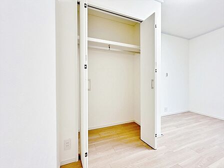 居室にはクローゼットがあり、荷物もスッキリ収納して快適にお過ごしいただけます。