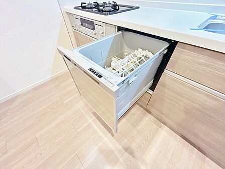 食器洗いの負担を軽減。手荒れを抑えて、節水効果も見込めます。省スペースのビルトインタイプです。