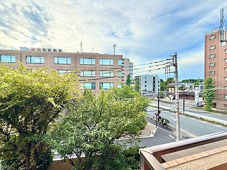 窓を開けると広がる青空。心をリフレッシュして日々を過ごしていきましょう。