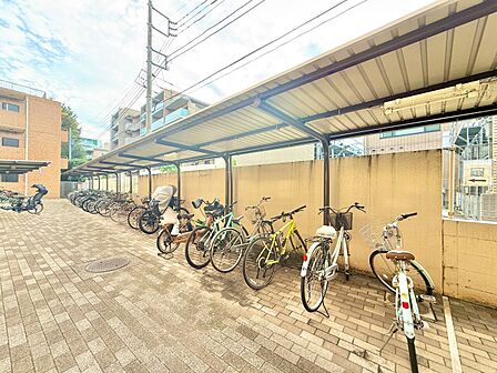 きちんと整備された駐輪場。住む方の心遣いが感じられます。