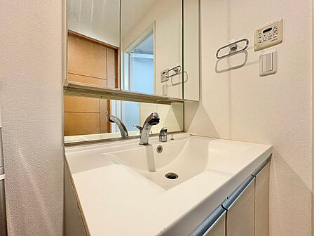 何かと物が増える場所だからこそ、スッキリと見映えの良い空間に。