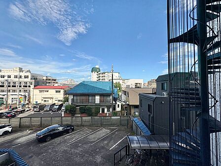 窓を開けると広がる青空。心をリフレッシュして日々を過ごしていきましょう。