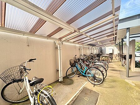 きちんと整備された駐輪場。住む方の心遣いが感じられます。