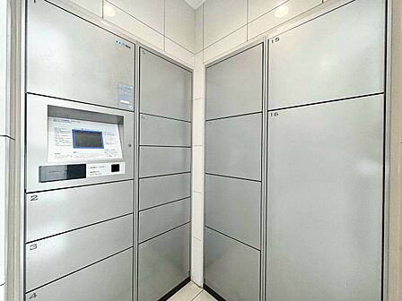 共用部分の宅配ボックスです。留守中の荷物受け取りもできるので、安心して外出ができますね。
