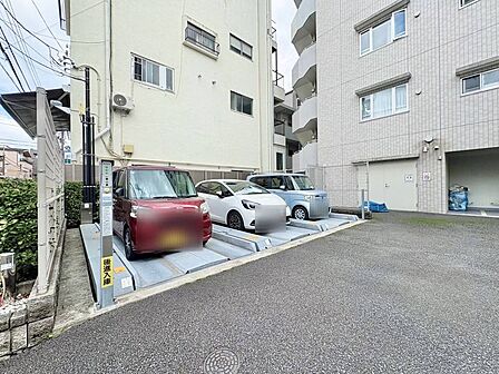 本物件の駐車スペースです。車種制限のある場合もございますので、お気軽にお問い合わせくださいませ。