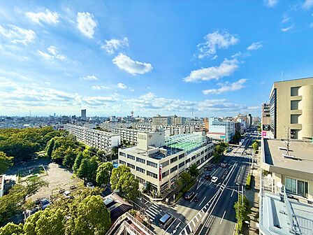 窓を開けると広がる青空。心をリフレッシュして日々を過ごしていきましょう。